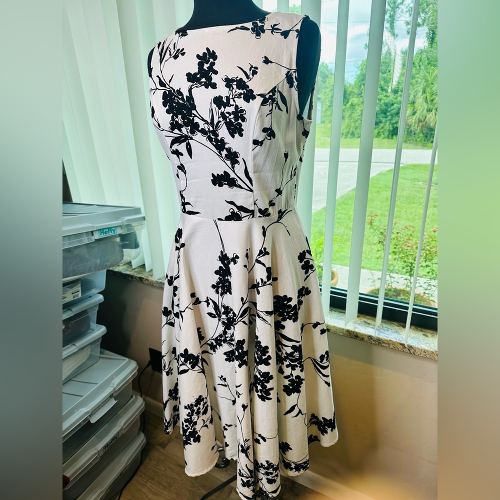 Anni Coco Floral Black and White A-Line Dress Size Medium - Picture 2 of 8
